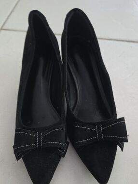 Classic Women's Pointed Toe Bow Flats in Black